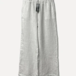 Lerici Linen Pants  - Sköna linnebyxor med resår i midjan och fickor, perfekta inför sommarens soliga dagar.  MATERIAL:  Vid intresse är det bara att höra av sig🌷 100% Linne  