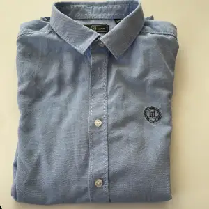 Henri Lloyd skjorta junior, ljusblå, storlek 12-13 år. Väldigt lite använd.