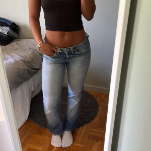 Lowwaist jeans  - Lowwaist jeans med snygga detaljer!