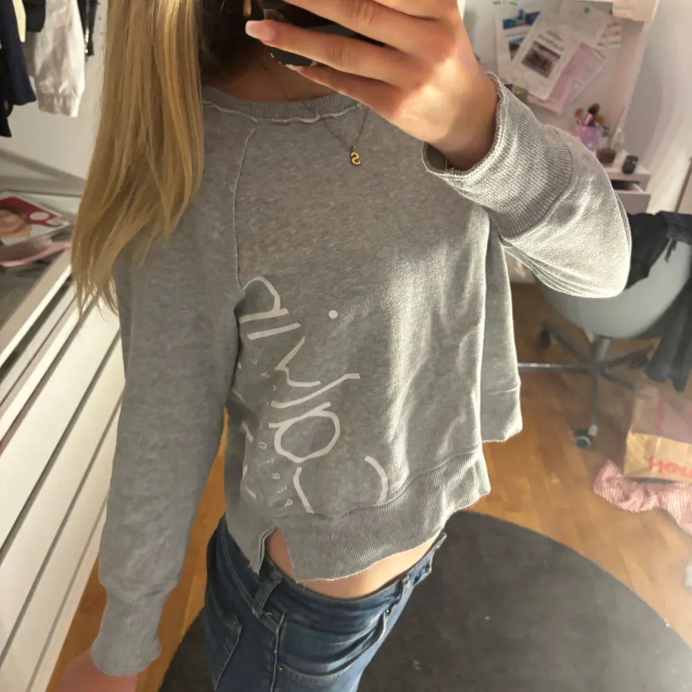 Grå sweatshirt från Calvin Klein med fin skurning. Står ingen storlek men skulle gissa S. Liten slits på sidan och lite ”slitna” detaljer som är supercoola! Ganska använd men ändå bra skick! ❣️ pris kan diskuteras . Neuletakit & Villapaidat.