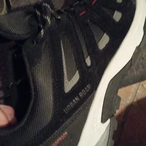 Fynda nya sneakers  - Lätta, ventilerande och snygga trailskor som även fungerar utmärkt som ett par sportiga sneakers. Den stickade ovandelen är konstruerad i Tough Knit som erbjuder skydd och andasförmåga för dina fötter. Nya endast prövade 