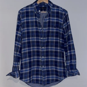 Ralph Lauren skjorta - En as fet rutig skjorta ifrån Ralph lauren i nyskick. Har enbart använt den några fåtal gånger och den är i storlek S i slim fit. Pris går att diskuteras vid snabb affär.