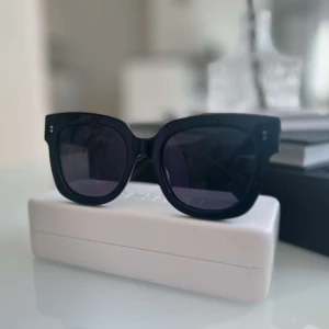 Chimi solglasögon - Säljer mina chimi glasögon i modellen 08. Använda ett fåtal gånger, fodral och förvaringspåse till glasögonen medföljer🩷