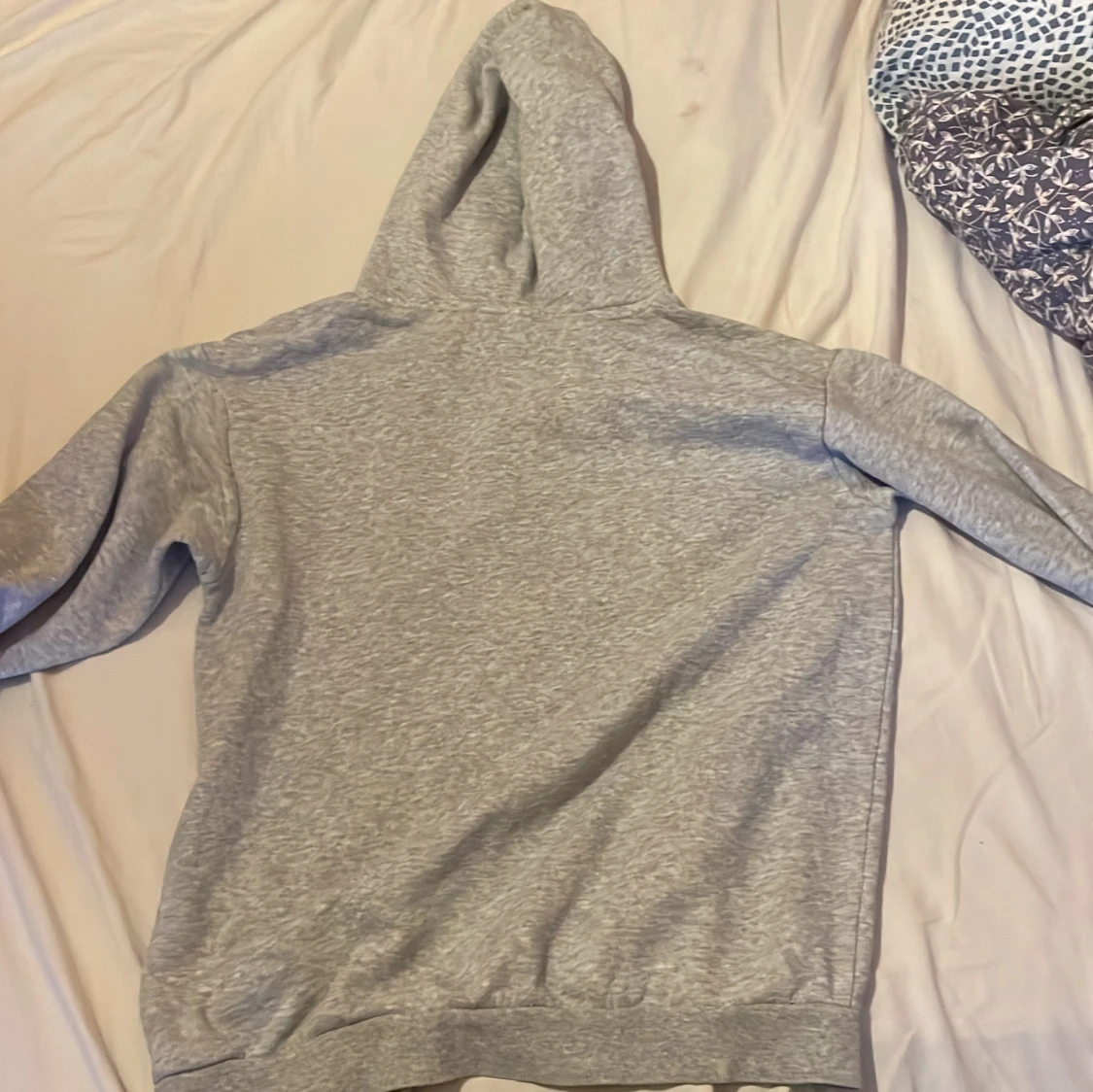 Grå hoddie med tryck - 90