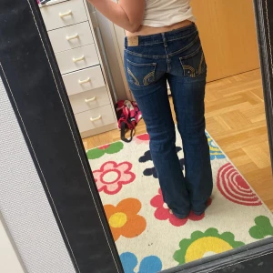 Hollisterjeans - Säljer mina supersnygga Hollisterjeans då dom inte kommer till användning. Den är lågmidjade o straight/bootcut men liite stretch. Jättebra skick 💕 bara att skriva vid frågor 💕