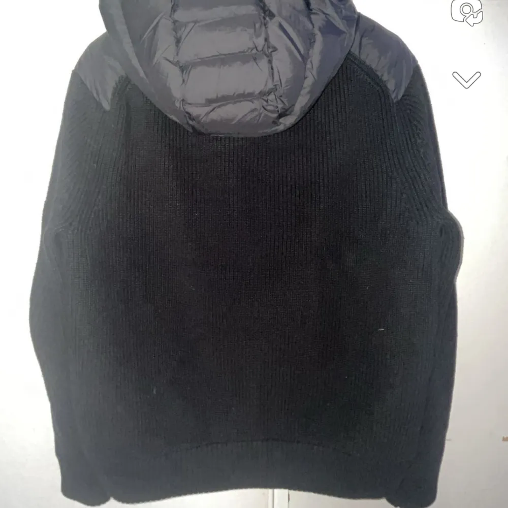 Hej säljer min moncler cardigan st Xxl men passar liten i st så passar L-M hör av er om frågor eller funderingar . Jackor.