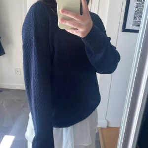 Marinblå stickad tröja! - Jätte fin stickad tröja med lite mönster, andvänd några gånger men så bra skick!💕 