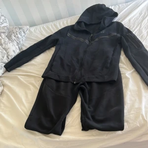 Nike tech fleece - Storlek M köpt från jd sports.
