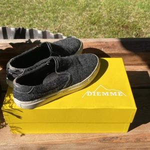 Diemme Loafers Ull - Ett par sköna sommarskor som passar till allt. Skick 8/10. Nypris ca 3000:- mitt pris 1099:- Självklart äkta! Hör av er om funderingar eller bytesförslag!