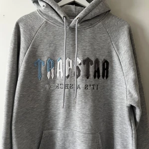 Trapstar - Säljer den på grund av att den inte sitter så bra. Det är inga hål, fläckar osv :). Pris kan diskuteras. För övriga frågor och/-eller bilder skriv ett meddelande.