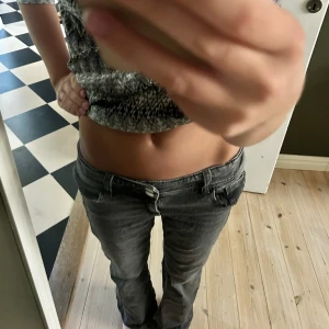 Lågmidjade jeans - Superfina lågmidjade jeans från Gina! Fint skick💫 Midjemått: 37 cm. Innerbenslängd 73 cm.