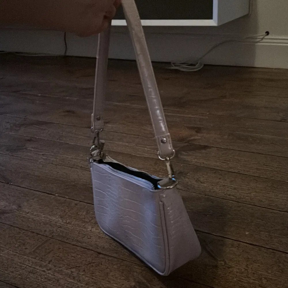 En väldigt fin handväska från Gina Tricot. Den har använts några få gånger men ser ny ut. Skriv för flera bilder💕💕. Väskor.