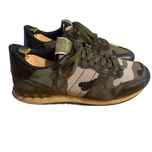 Valentino Rockrunners - Valentino Garavani ”Rockrunner” sneakers | Storlek 43.5 men passar även en storlek större | Finns tyvärr en väldigt liten defekt på insidan av skon (se bild) men annars i bra skick | Allt og medföljer (även kvitto) | Nypris: 8200kr, Vårt pris: 2699kr