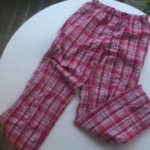 pyjamasbyxor - pyjamasbyxor. De har blivit tajta och korta för mig. Och den kliar typ. Skulle vara bra för de under 165cm  eller mindre. Skriv för frågor.