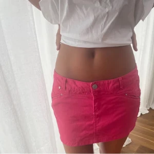 Rosa jeanskjol - Lågmidjade rosa jeanskjol perfekt till sommaren 💕. Köpt nyligen på Plick men var tyvärr för stor så ej använd bara testad. Utmärkt skick.  Midjemått: 42x2  modell på bild: 175cm   
