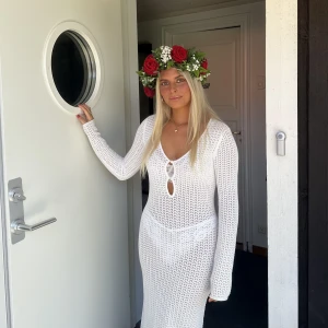 🤍Virkstickad klänning🤍 - Säljer denna otroliga virkade klänningen från Nakd. Endast använd en gång, Ny pris 800❤️