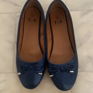 Trendiga ballerina skor  - Säljer dessa väldigt  fina marinblå ballerinaskor. Bra skick å passar till allt nu till sommaren, trendiga å skitsnygga! Finaste färgen! Köpta för 350