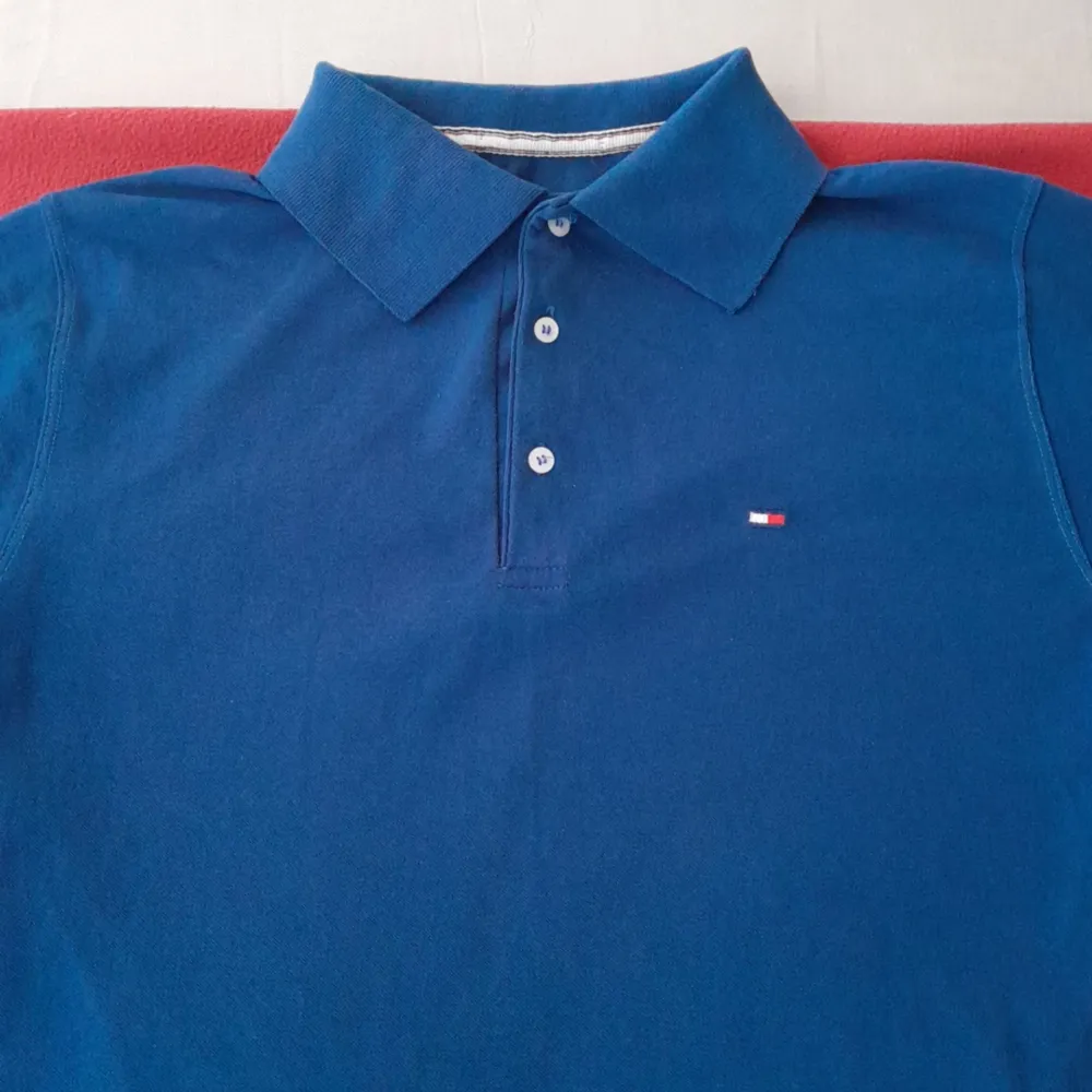 En tommy hilfigher lite mörk blå tröja piketröja / pris kan dusikteras vad du tycker om priset. Skjortor.