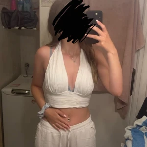 Linnebyxor - Säljer ett par helt oanvända linnebyxor endast provade men köpte för stor storlek så dom är lite stora så därför jag säljer dem. Dom är i storlek S. Finns i Uddevalla men kan fraktas.