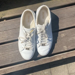 Vita Michael Kors sneakers - Vitta Michael kort sneakers i bra skick, använde endast fåtal tillfällen i våras. Nypris 1300kr. 🩶