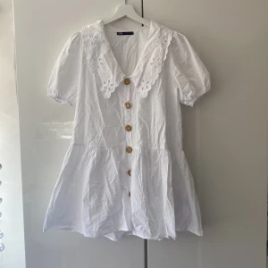 Vit sommarklänning - Såå fin klänning från Zara i strl S. Köpte för ett par år sedan men inte använd. Såljer då jag tycker den är lite för kort för mig som är 180cm. 