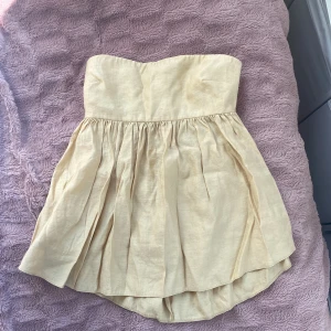 off shoulder topp - Så fin off sholder topp köpt från asos förra året. Perfekt till sommaren! Så fin och gullig men säljer då jag inte gillar toppar utan axelband. Aldrig använd.