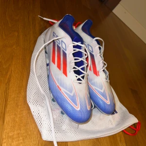 Adidas F50  - Den helt nya modellen av Adidas F50. Skorna är oanvända. Dobbarna är för konst och vanligt gräs. Skriv till mig vid intresse och mer bilder. Högsta modellen av F50.