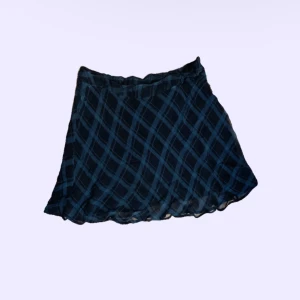 rutig kjol  - jättefin rutig kjol köpt på sellpy! säljer då den tyvärr blivit för liten på mig! 🫶🏼