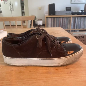Lanvin skor - Tja säljer mina lanvin med glans. Skorna är i bra skick som ni ser på bilderna. Uk 8 så passar 42 och 43. Dustbag medföljer. Dm vid intresse 