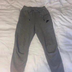 Nike tech fleece - Gråa Nike byxor har använt 9 gånger för dom är för små för mig dom är  storlek xs 