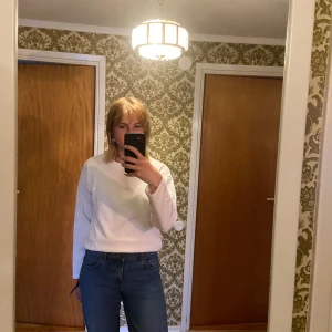 Vit räfflad hoodie - Tunn vit räfflad hoodie. Hör av er för fler bilder :)