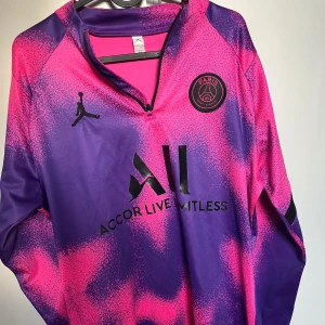 Psg tracksuit - Säljer min psg tracksuit då jag har växt ur den.
