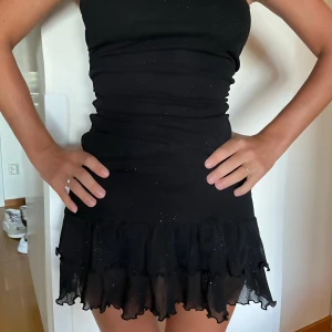 Maje likande klänning - Svart klänning ifrån bay🖤