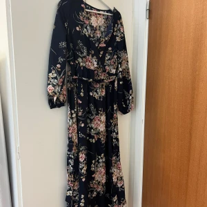 Klänning - Super fin klänning som jag ej använder pris kan diskuteras! Helt ny!