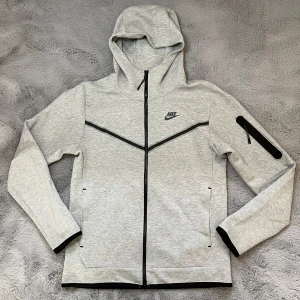 Nike Tech Fleece - Nike Tech Fleece i nyskick, storlek Small. Hör av dig med frågor.