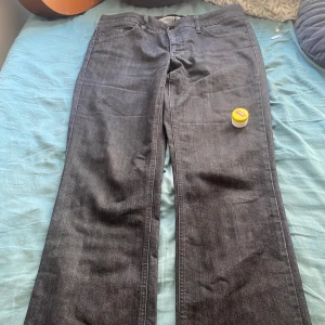  Låg midjade Stockholm Jeans storlek 44,slim fit med lite extra material nere vid de nedre vaderna! Super sköna (Carmexeb ör där så att ja inte glömmer att tvätta byxorna!) -  Låg midjade Sköna! Midja 44! Har ingen längd är själv 173 de passa perfekt!