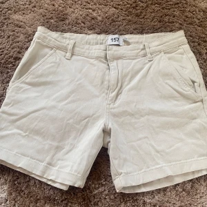 Beige shorts - Jätte sköna beiga shorts som aldrig kommer till användning. Dom är lite stora i sin storlek. Shortsen är i bra skick.