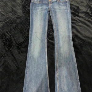 extremt lågmidjade jeans  - bootcut lowwaist jeans i bra skick utom att tidigare ägare haft skosnören på insidan så det är små hål. (inget som syns på utsidan) innerbenslängden:77cn midjemått: 39cm 