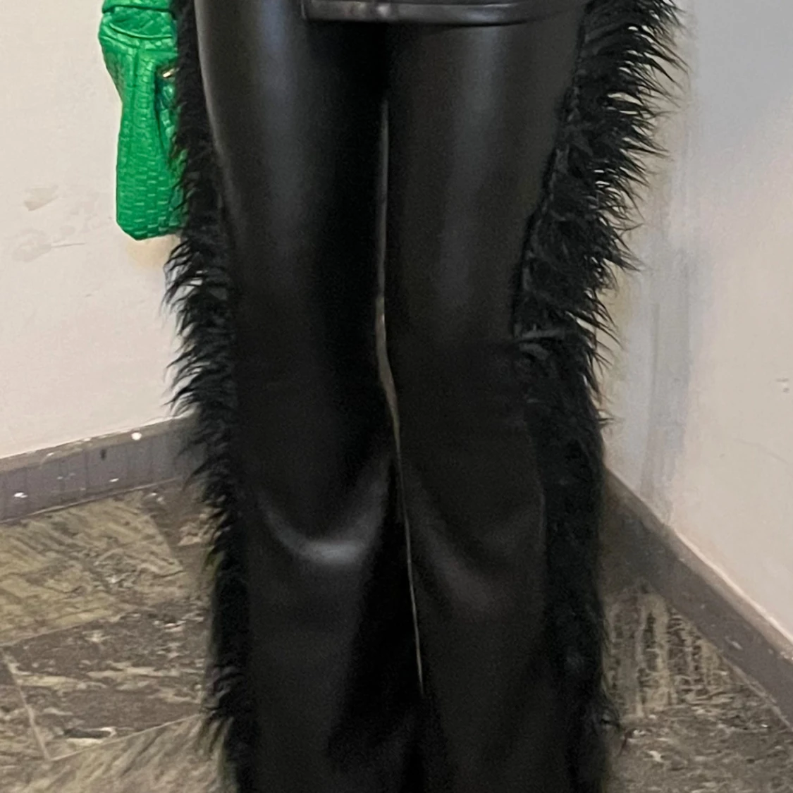 Fuskpäls kostym byxor i läder  - 92