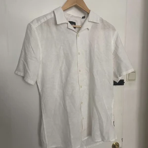 Vit skjorta  - Hej nu säljer jag min helt oanvända vita skjorta som är perfekt nu för sommaren  Nypris 349 Skriv för fler funderingar eller bilder  Storlek M