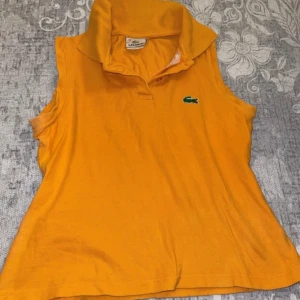 Topp/pikétröja  - Storlek M men liten i storleken. 