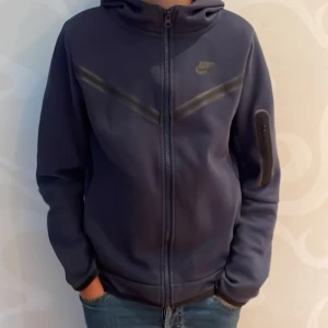 Nike teck fleece - Jag säljer en Nike teck fleece. Bra skick, använts några gånger. Köpt ifrån Nike för 999 kr