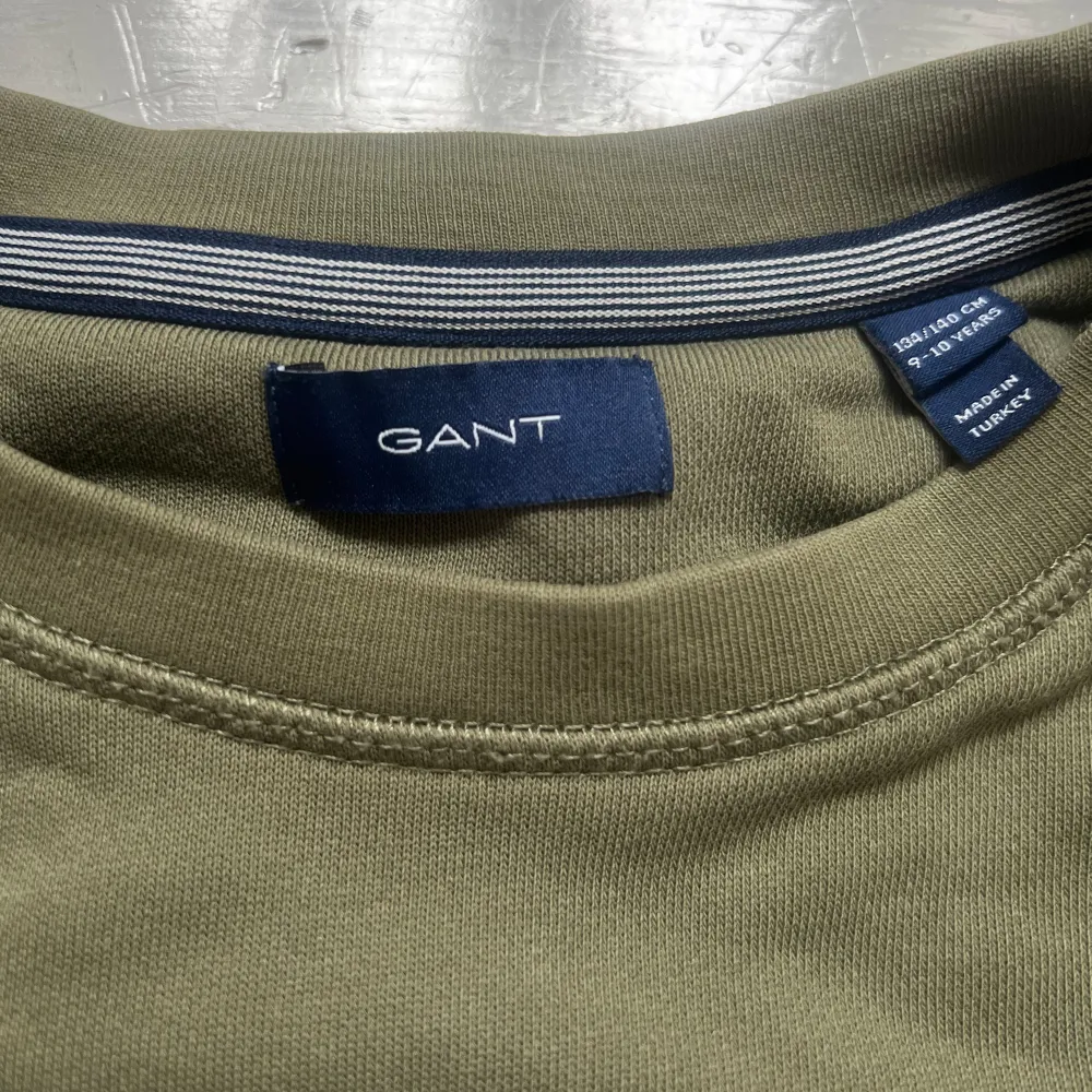 Sweatshirt storlek 134/140 barn. Från Gant, använd men bra skick! Köpare står för frakten!. Tröjor & Koftor.