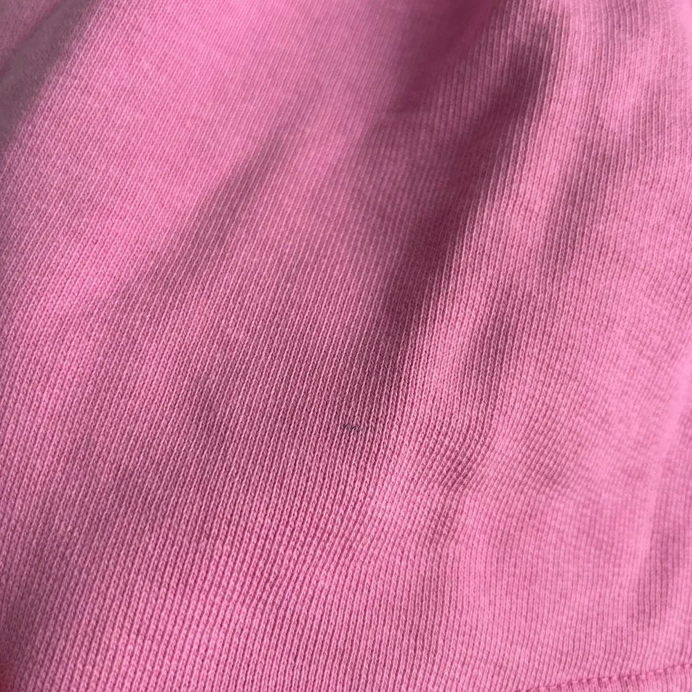 Söt rosa minikjol med loggan 