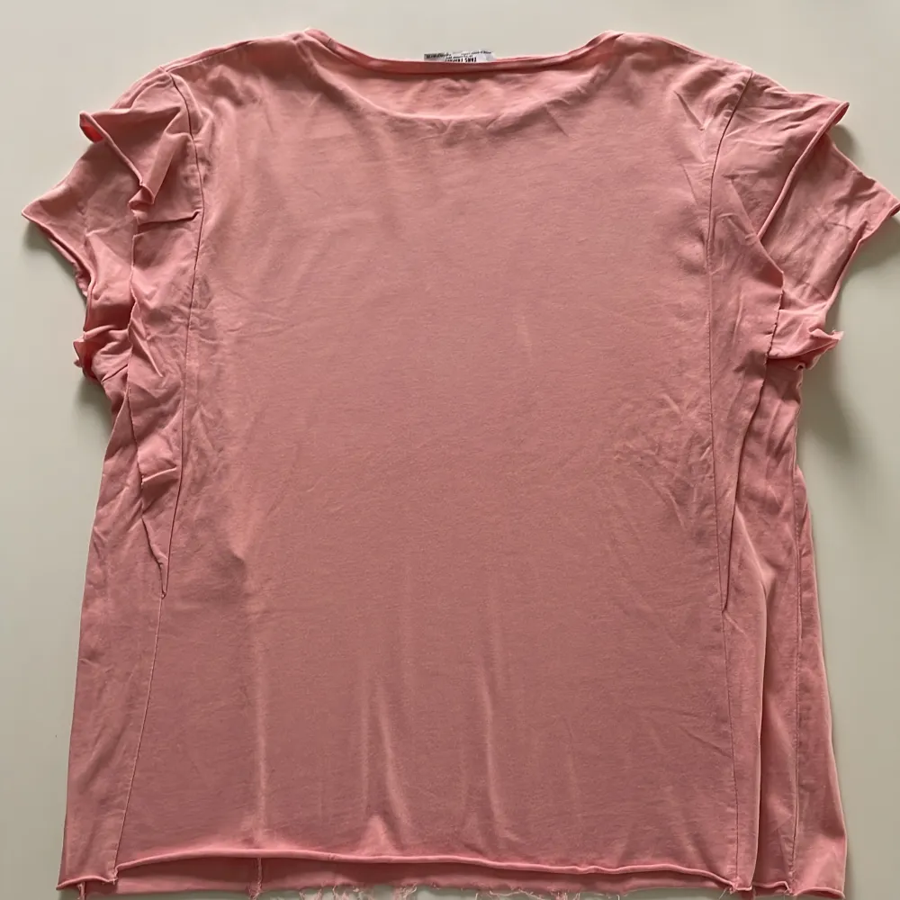 Rosa t-shirt med volang från Zara Trafaluc. Bra skick och storlek S. 🩷💗. T-shirts.