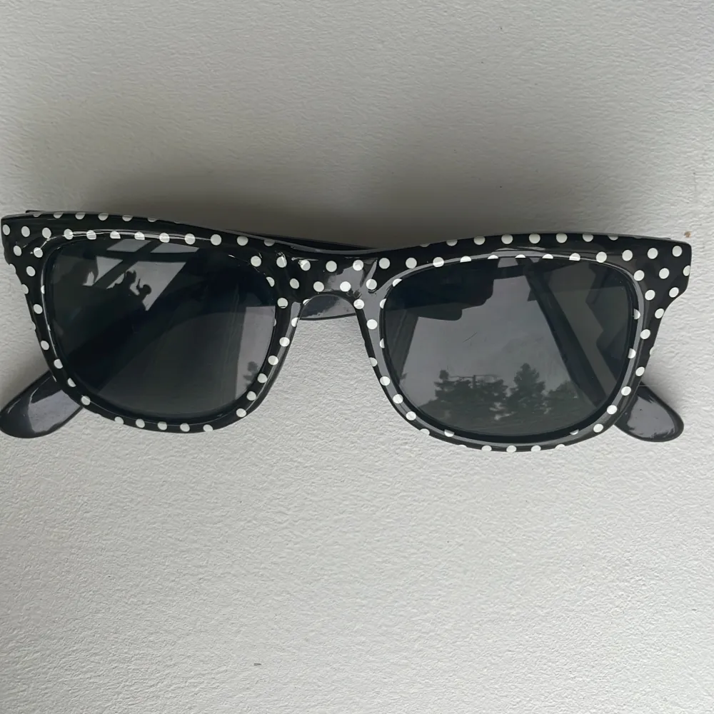 Prickiga solglasögon med svarta linser Bra skick inga repor  Frakt ingår i priset 💋. Accessoarer.
