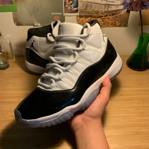 Jordan 11 - Säljer ett par Jordan 11 Retro Concord 2018 i storlek 45 men passar även 44. Skorna är bara använda en gång så skicket är nytt. Skriv privat vid funderingar!