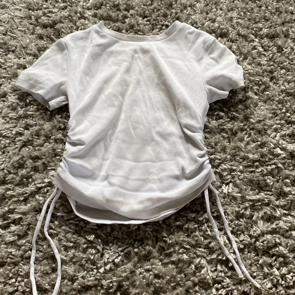 En vit ribbad jätte fin tröja från Gina tricot!