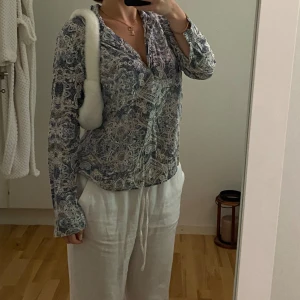 Somrig blus  - Blus från H&M. Storlek 36.