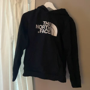Hoodie - Måste tyvärr sälja en omtyckt hoodie pga platsbrist. Storlek Xl i barnstolen, skulle säga att den passar XS vuxenstorlek också. Bra skick!